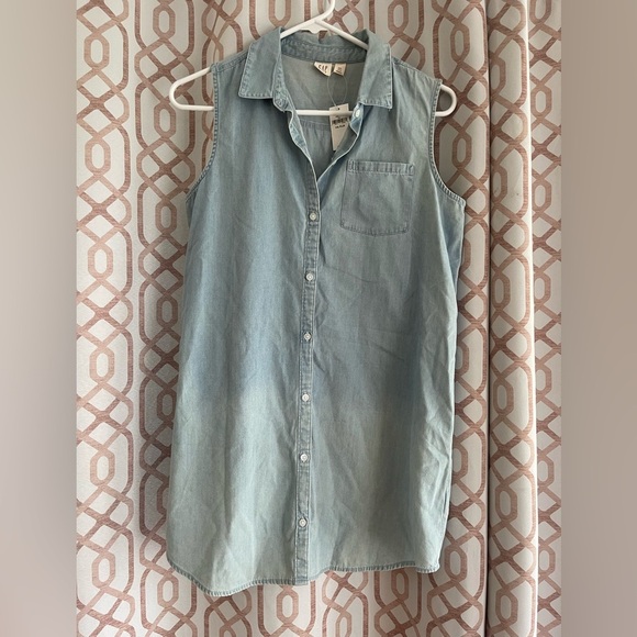 GAP Other - Sleeveless Button up 100% cotton shirt